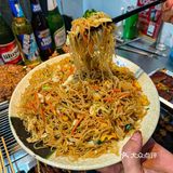 香喷喷的烤羊腿配啤啤[啤酒]，这谁扛得住❓