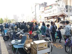 這一間店舖我忘記了是賣什麼的，&nbsp;一直大排長龍-木津卸壳市场