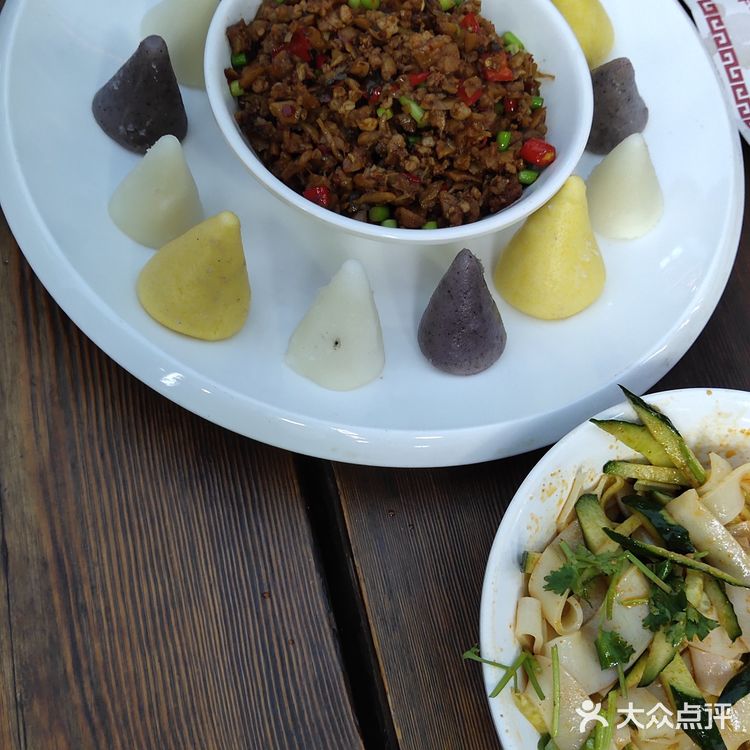 夏天了。桌子都摆在外面了