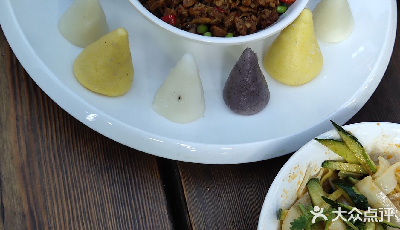 夏天了。桌子都摆在外面了