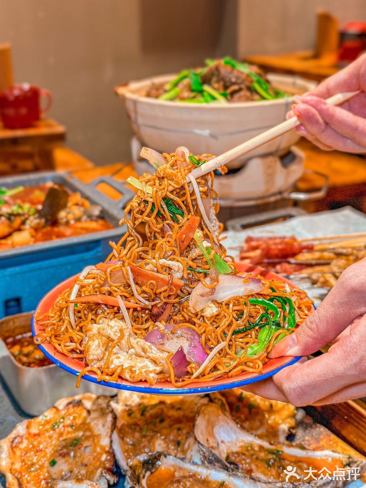 位于东明广场内 炫一口热气腾腾的美食 这一口