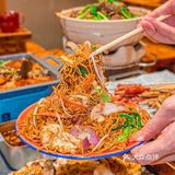 位于东明广场内 炫一口热气腾腾的美食 这一口