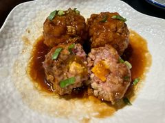 鸭蛋黄狮子头-梅飞酒家(桑园路店)