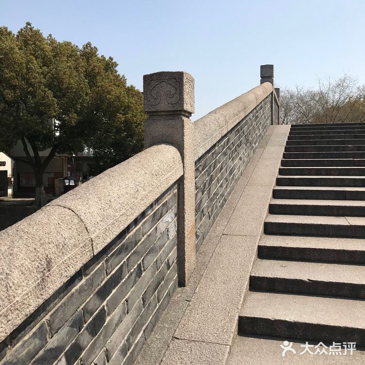 这是千灯古镇的著名景点＂三桥邀月＂之一