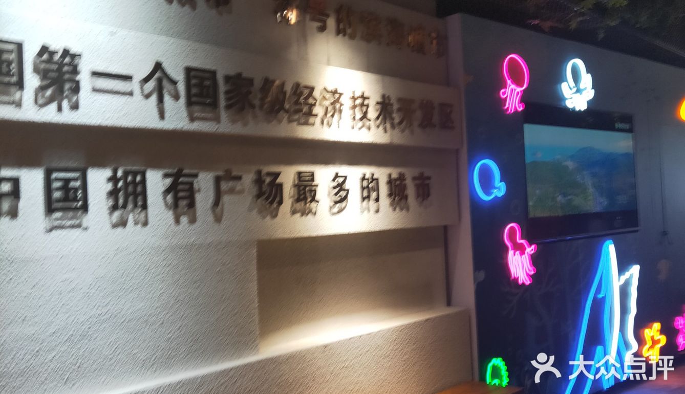 新开的去的时候赶上下雨，所以人不多，室外街很干净