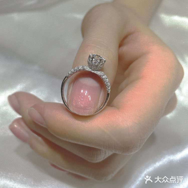 我好喜欢我的仙女钻戒!