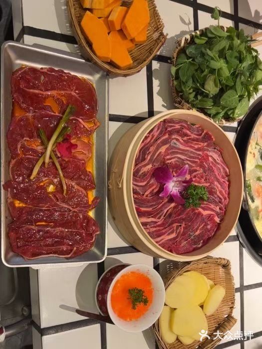 精选阿坝地区的牦牛肉，肉质紧实有嚼劲，口感鲜嫩多汁