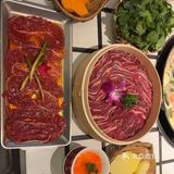 精选阿坝地区的牦牛肉，肉质紧实有嚼劲，口感鲜嫩多汁