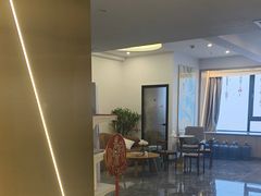 -欧辰国际酒店(重庆欢乐谷轻轨站店)