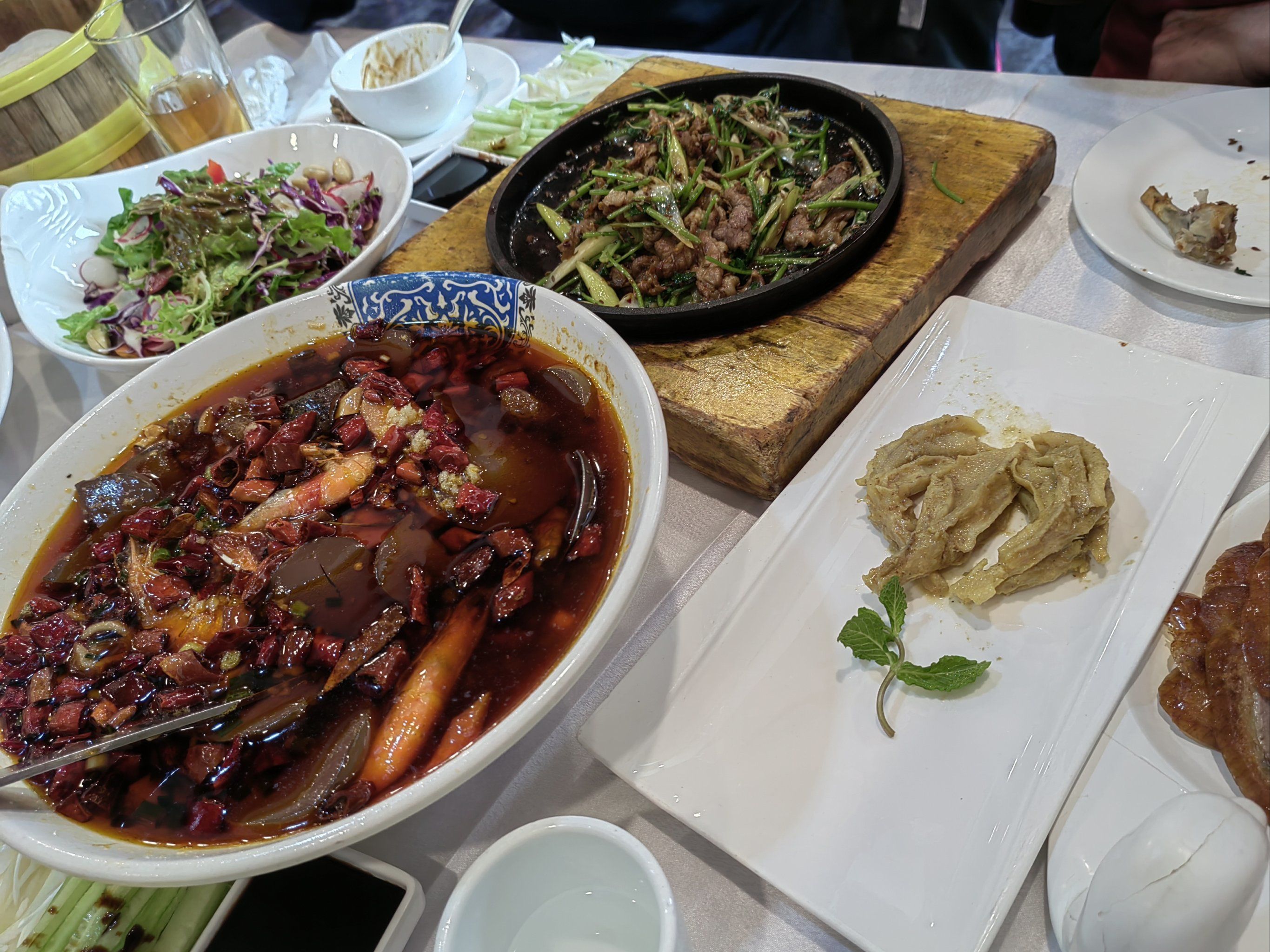 老北京的芥末鸭掌是我喜欢的味道.店内环境好味道佳