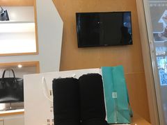 -爱革·奢品·鞋包·衣物·家居(金桥国际商业广场店)
