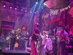 -FOUR PLAY BAR