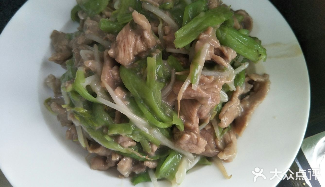 新鲜健康的空心菜梗豆芽炒肉片！
