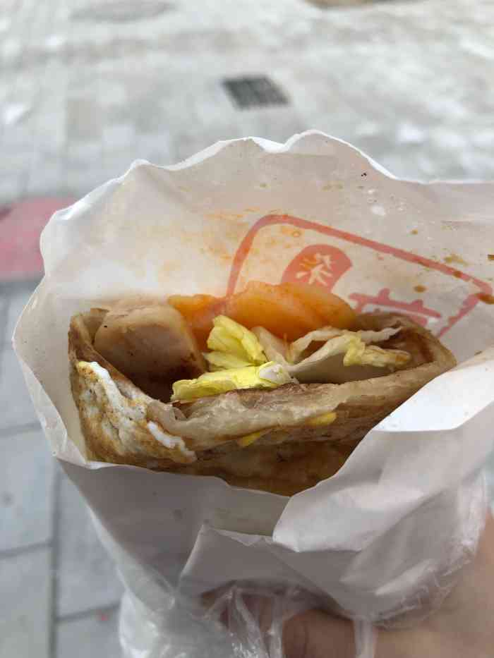 摊煎饼的小哥很好很大气 赞!奈斯!非常好!