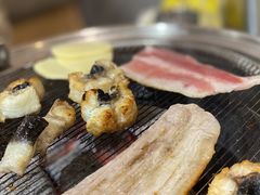 -围炉肉舍•炭烤活鳗•丹东海鲜烤肉(步行街店)