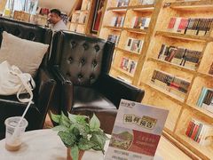 -新华里咖啡书吧(新华书店小寨店)