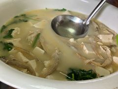 凤尾鱼豆腐汤-菠菜美食