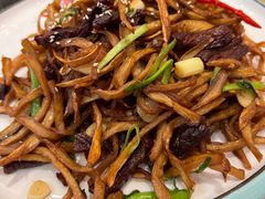 茶树菇炒肉干-天下醉美蒙餐(林西店)