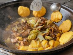 小鸡炖蘑菇-粘豆包柴火铁锅炖