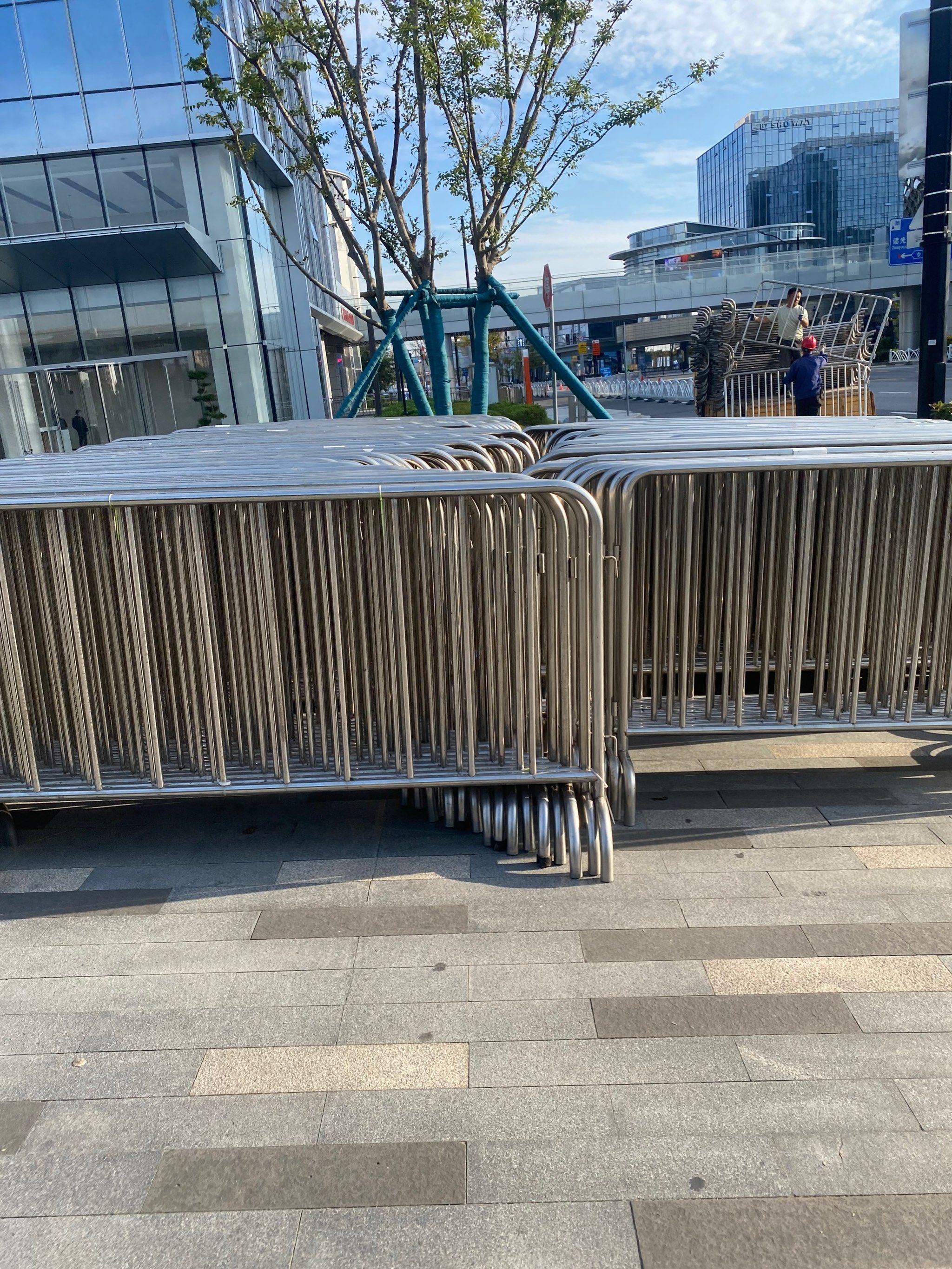 人行道边都是栏杆