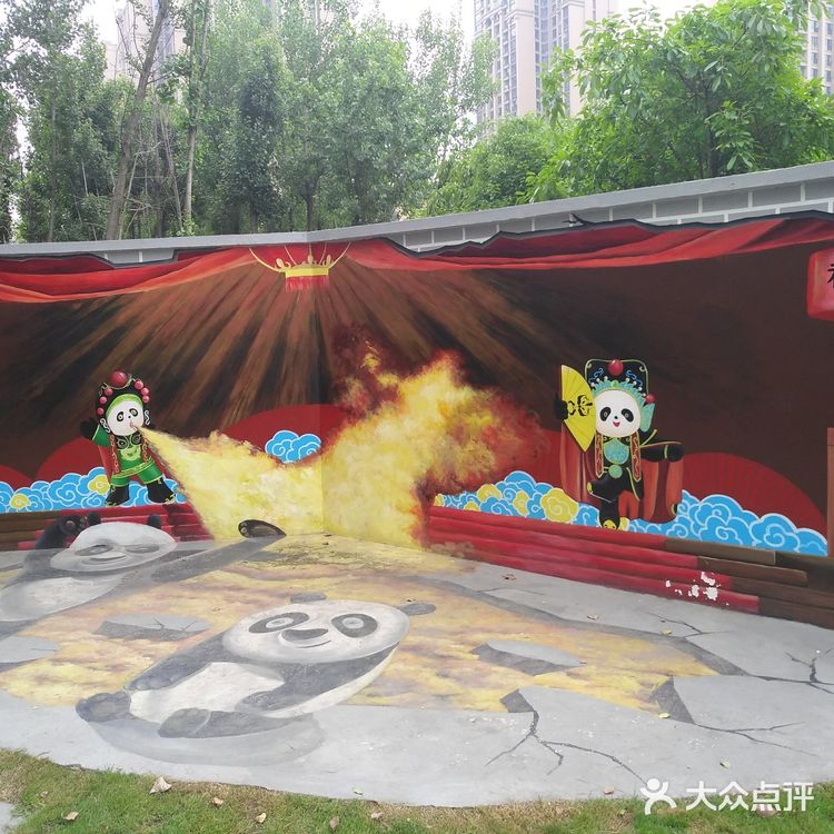 沿着三环的熊猫绿道骑行而来，并不远在华侨城对面