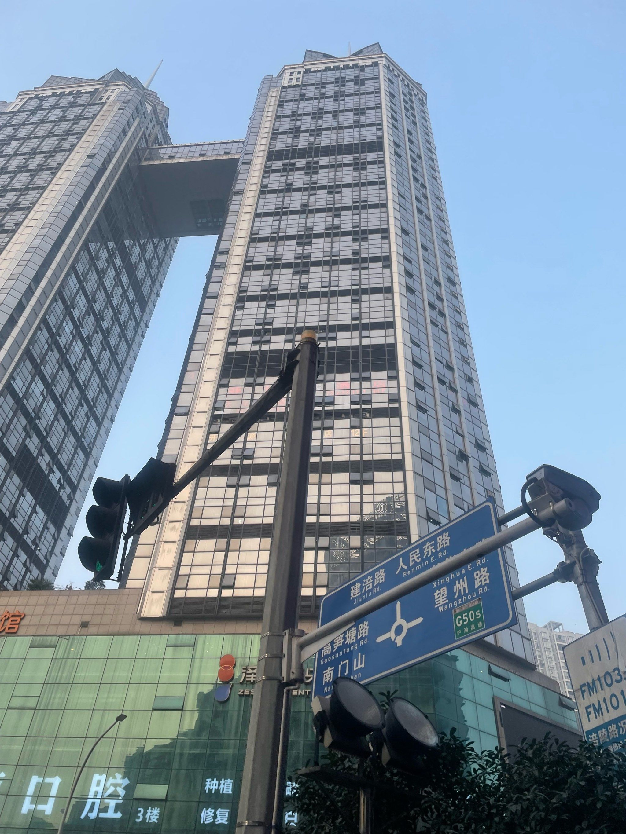 「無名酒店(高笋塘泽胜中央广场店)」
泽胜广场楼上,方便,床上看