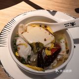三个人点了3-4人份，有两条鱼，鱼肉比酸菜还多