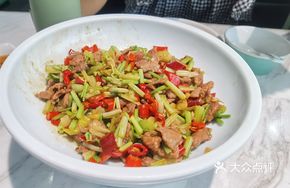Spicy Pepper Stir-Fried Beef