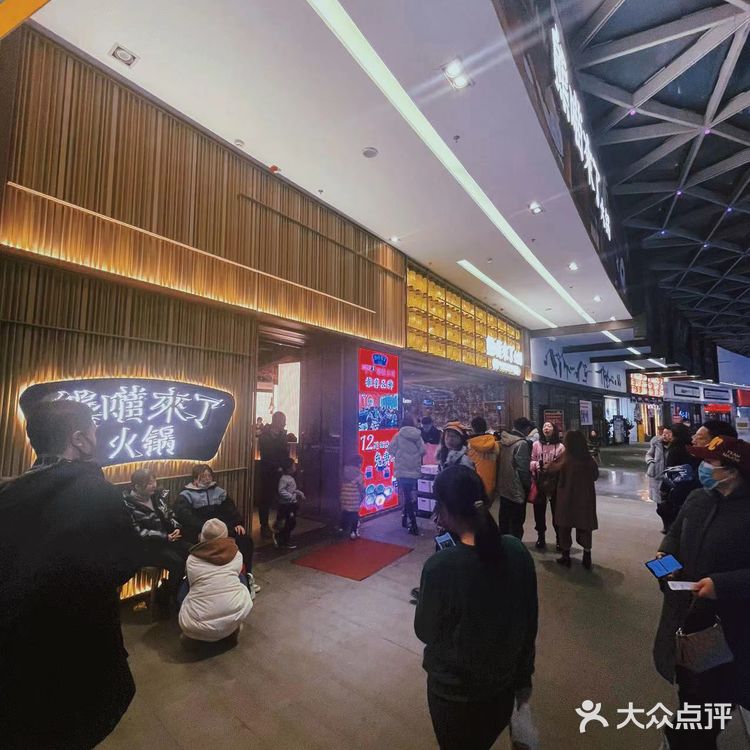 生意火爆🔥屋里屋外坐满了人