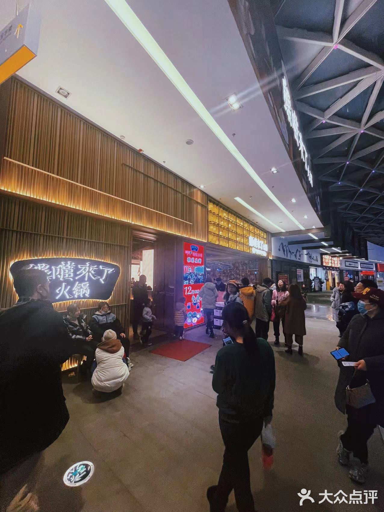 生意火爆🔥屋里屋外坐满了人