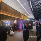 生意火爆🔥屋里屋外坐满了人