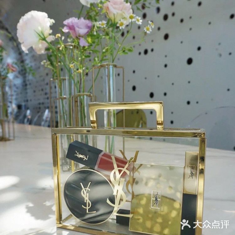 子妤探店 花厨餐厅居然可以YSL补妆收花束