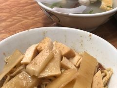 -松树干拌面店