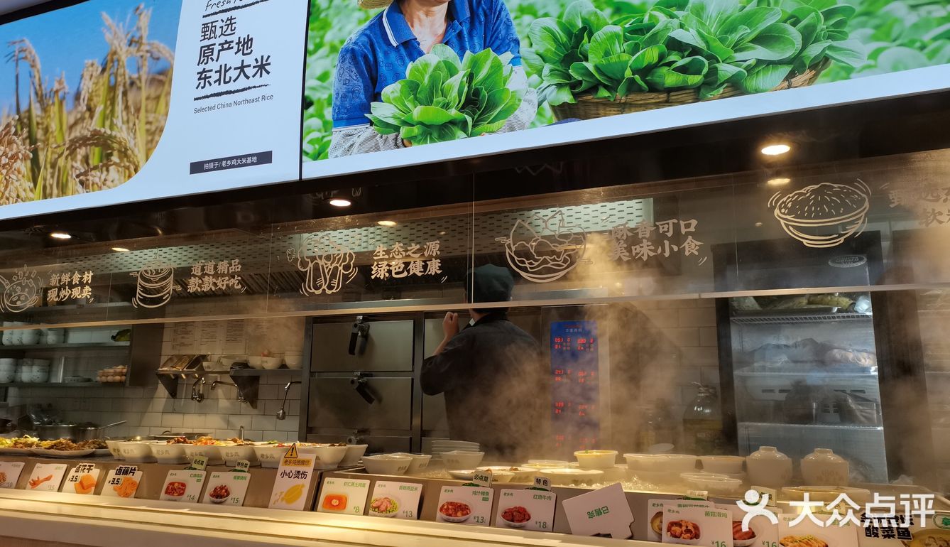 店铺就在循礼门轻轨站站台下面，非常好找