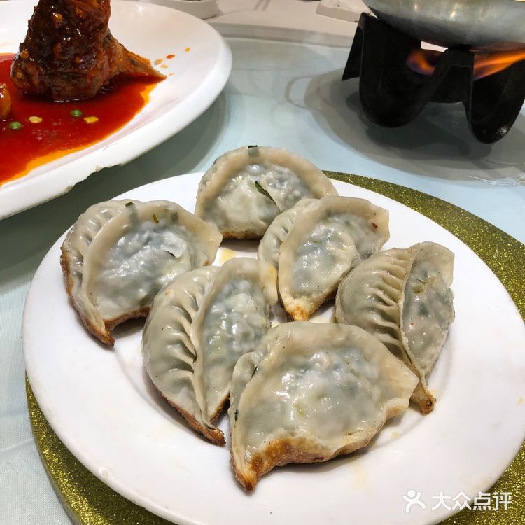 避风塘在瑞金路开了少说也有二十年了，今晚来这里吃宵夜