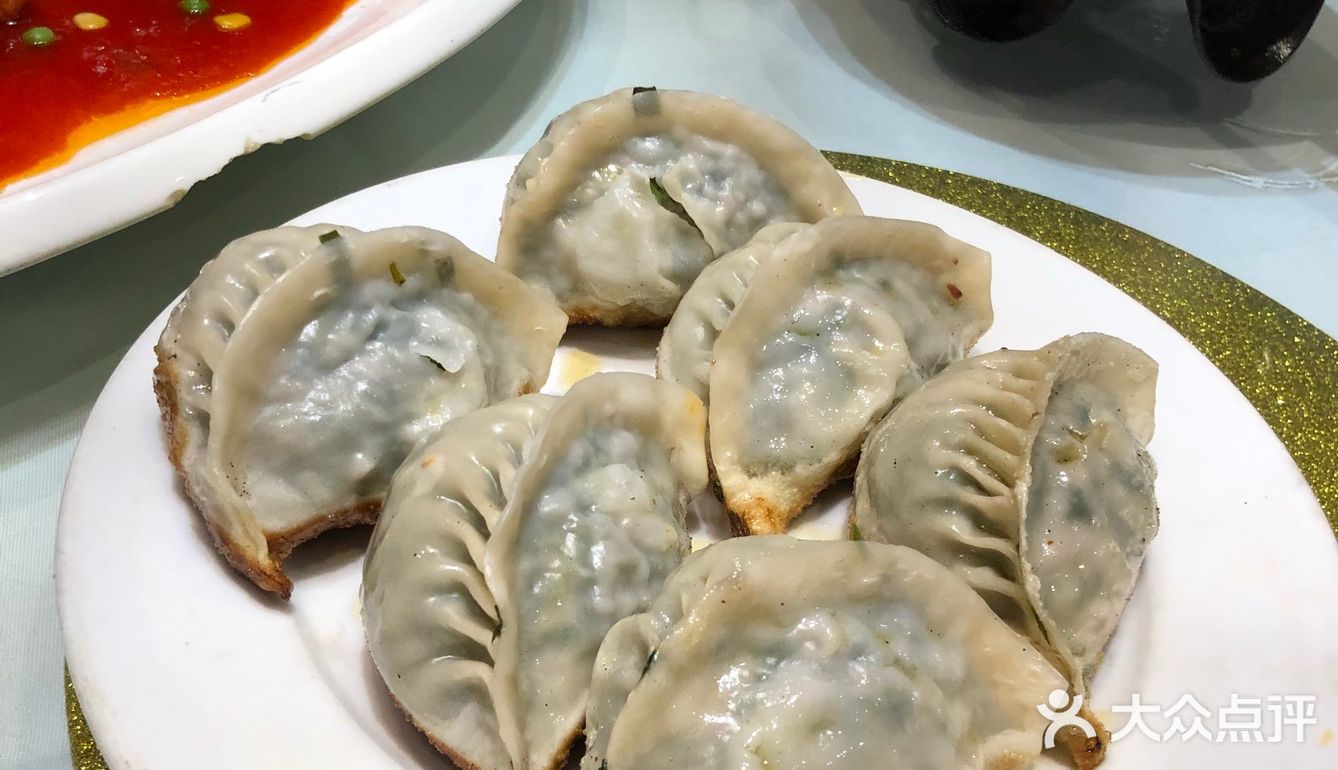 避风塘在瑞金路开了少说也有二十年了,今晚来这里吃宵夜