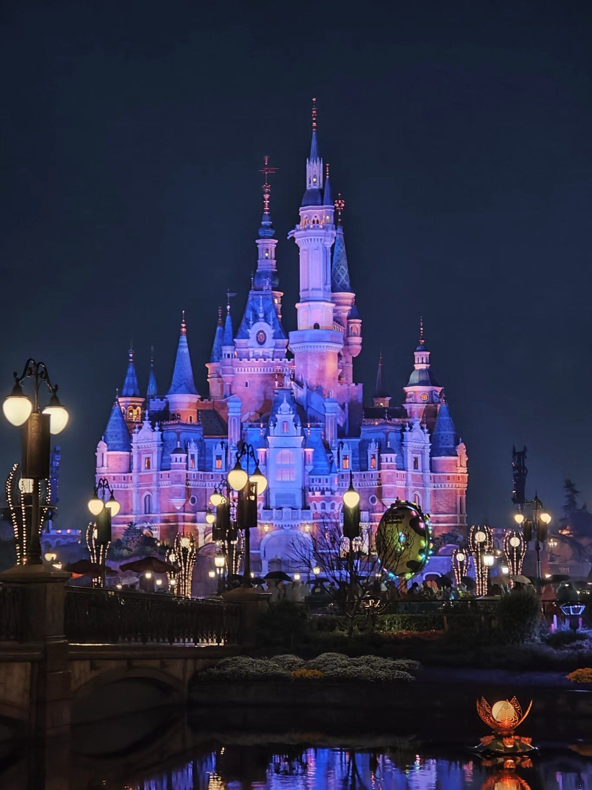 夜晚的迪士尼城堡更有感觉