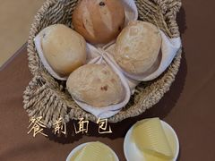 自制餐前面包-卡本妮法餐厅·北京和平宾馆