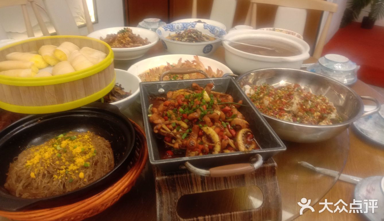 鱼片捞完发现底下还藏着豆芽。服务员换骨碟挺勤快的