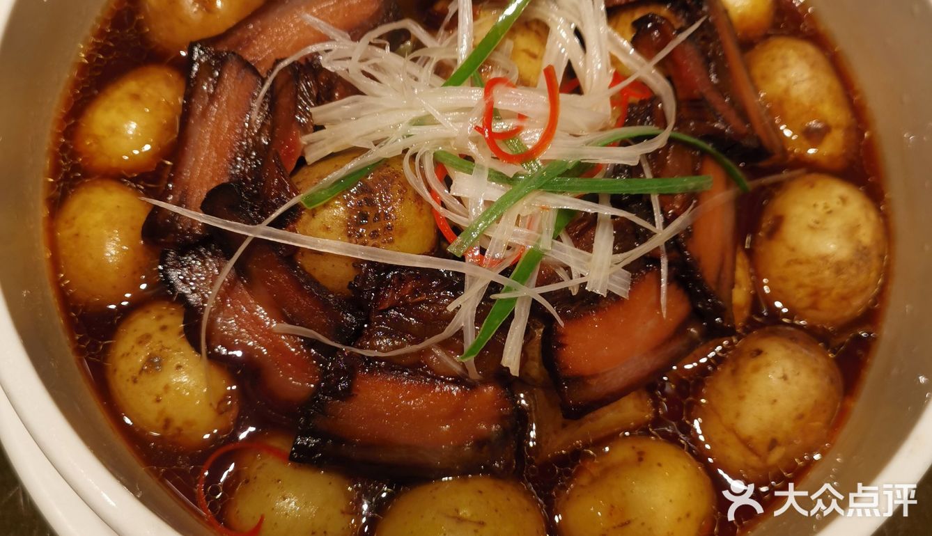 主打松江本帮菜，开了很久，特色菜是勾魂鱼，那个鱼汤真的挺勾魂