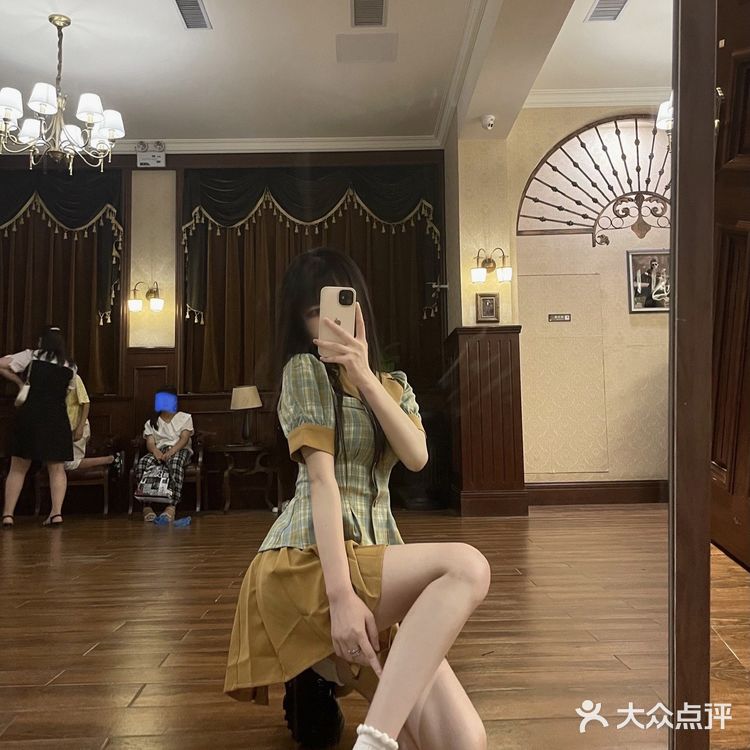 电影小镇夜景穿越回90年代 复古感拿捏了