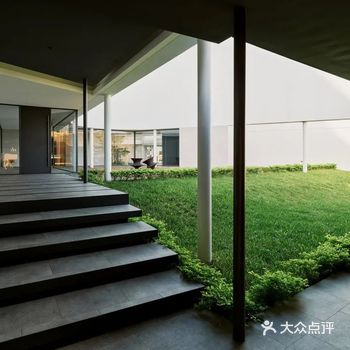 二层的公共空间区域，被划分为小的起居空间及一个棋牌房