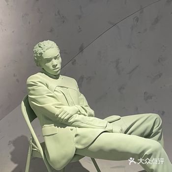 经过艺术门户网站的推送得知，家附近有一个艺术和商业结