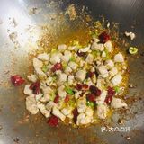 沥干水份，葱段、树椒切段、肉丁备用