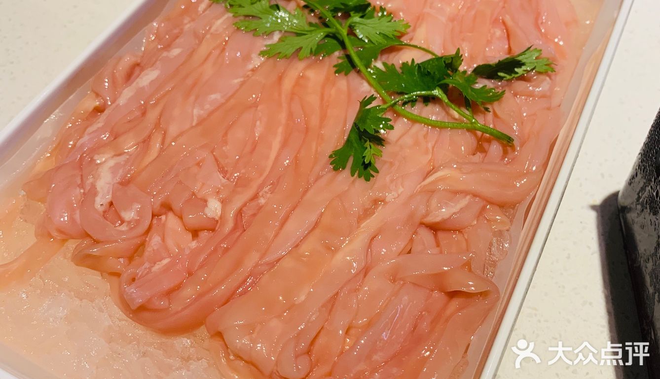 自带一道菜的量。拿个手环明档自选涮品，品种很齐全