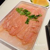 自带一道菜的量。拿个手环明档自选涮品，品种很齐全