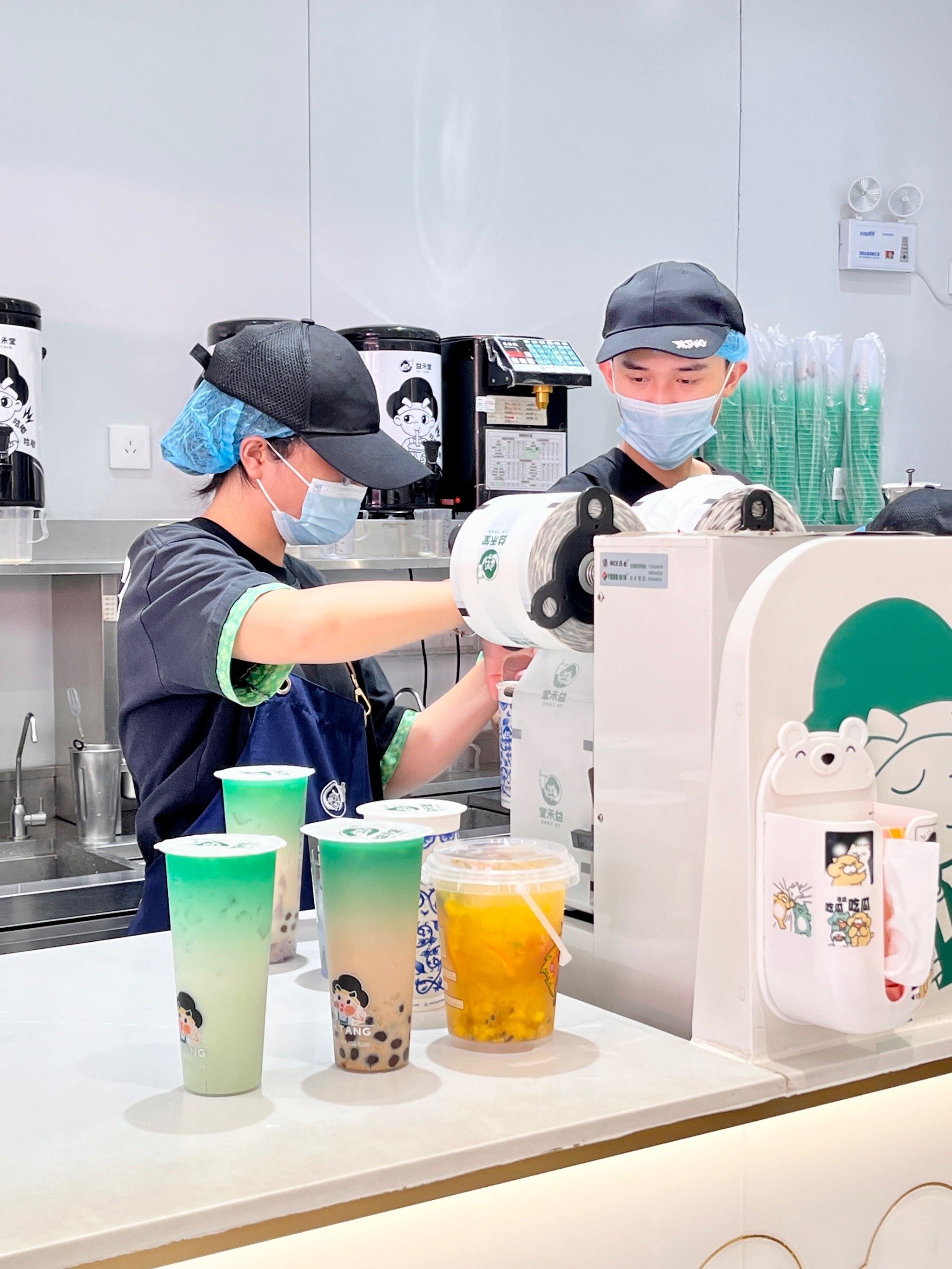 小镇上喝奶茶的人还挺多