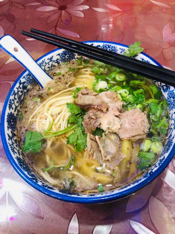 牛肉拉面,三块薄薄的牛肉片,薄得都透明了.