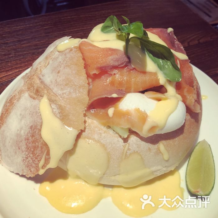 熏鲑鱼班尼迪克蛋炸弹面包