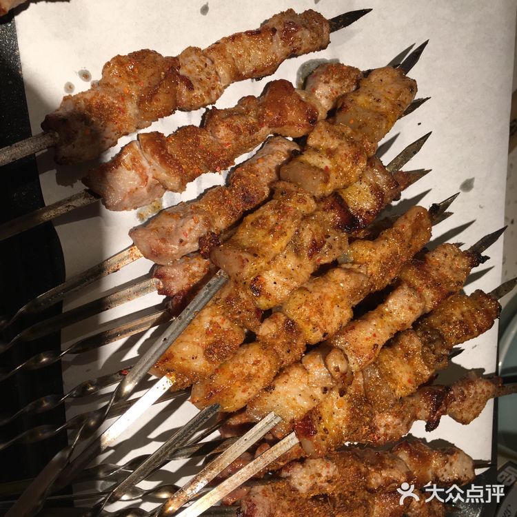 门店不大但很好找，里面空间更小，楼上还建了个阁楼
